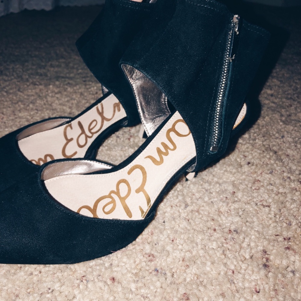 ✨Black Velvet Heels✨